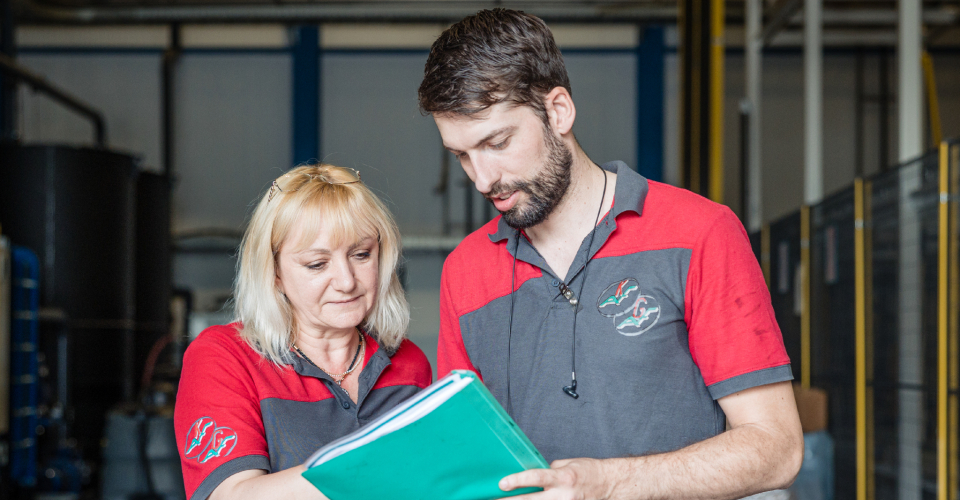 Taal werkt! Twee medewerkers in een fabriekshal