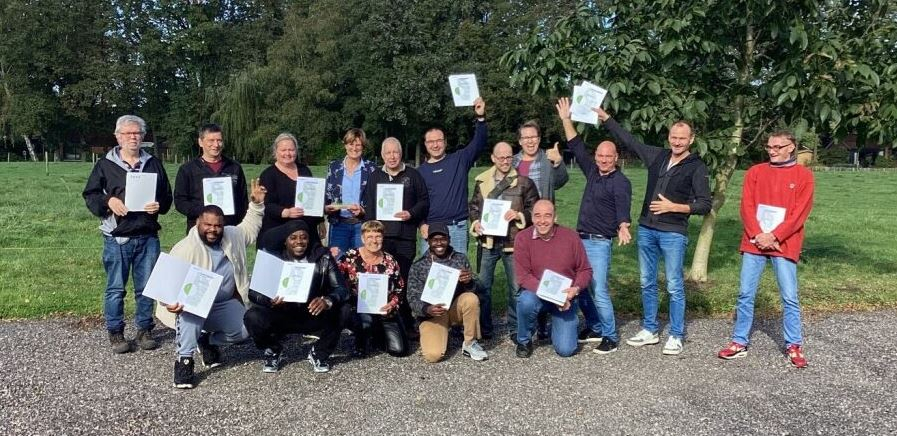 Afgelopen dinsdag hebben alle 20 deelnemers aan de training basisvaardigheden een getuigschrift in ontvangst genomen. Er ontbreken vijf medewerkers op de foto. Zij hadden op dit moment een rondleiding en kennismaking bij een nieuwe potentiële werkgever. 